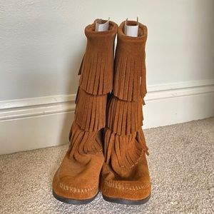 Minnetonka 3 tier suede fringe boots